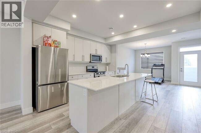 Photo - 925 Deveron Crescent