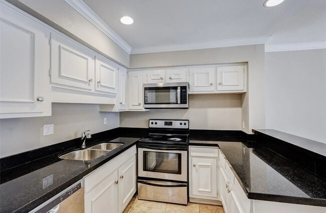 Building Photo - Room in Condo on Fleetwood Oaks Ave