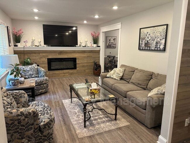 Photo - 2332 N Riverside Dr