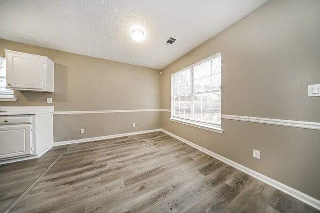 Photo - 1001 Maple Leaf Ridge