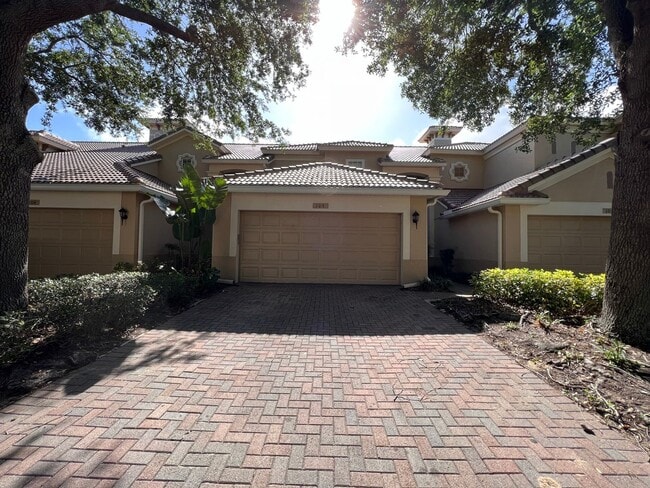 Great townhouse - available now! - Great townhouse -  available now!