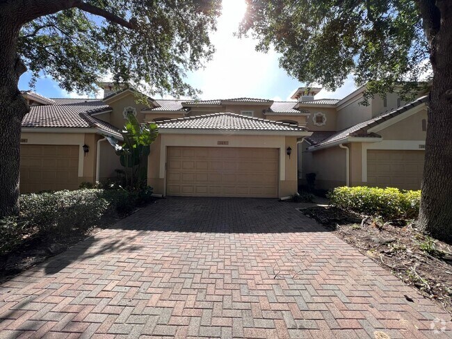 Building Photo - Great townhouse -  available now!
