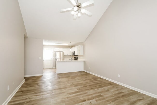 Photo - 449 Guiness Pl