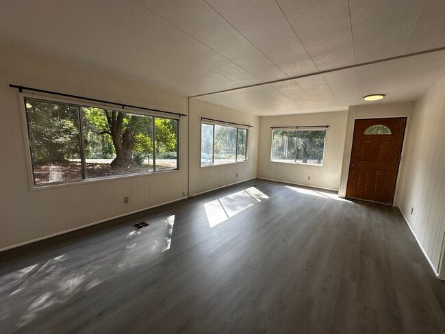 Photo - Quiet 3 bedroom in Umpqua