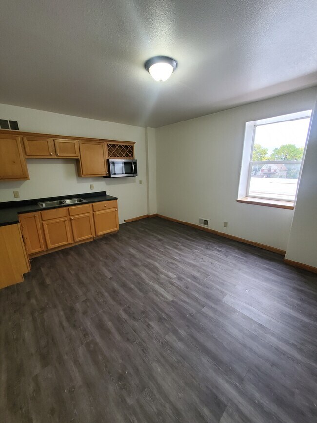 Southside Studio Apartment Unit F For Rent in Milwaukee, WI