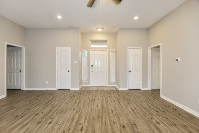 Photo - 105 Princeton Cir