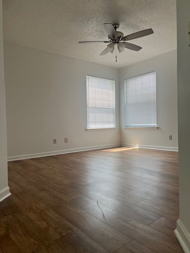 Photo - Remodeled 3 Bedroom Condo In a Prime Location!!!  ~ Annual Rental ~