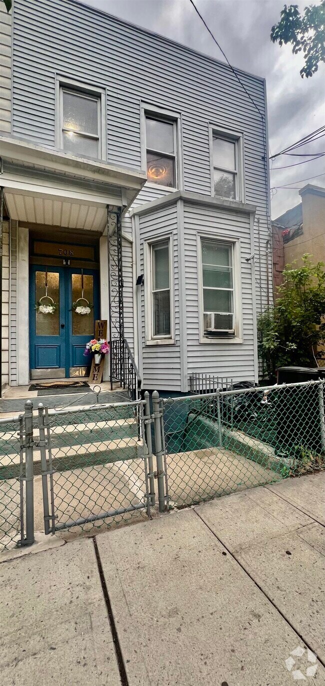 Building Photo - 708 6th St Rental