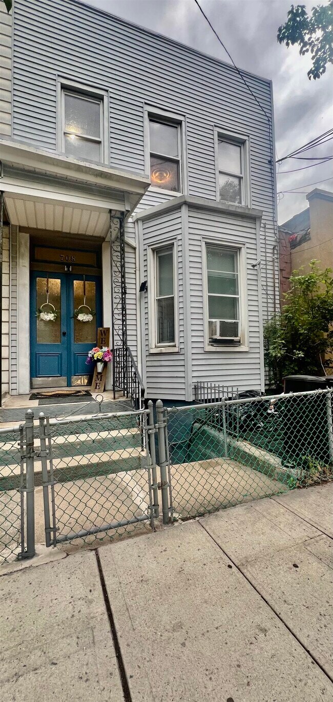 Photo - 708 6th St House