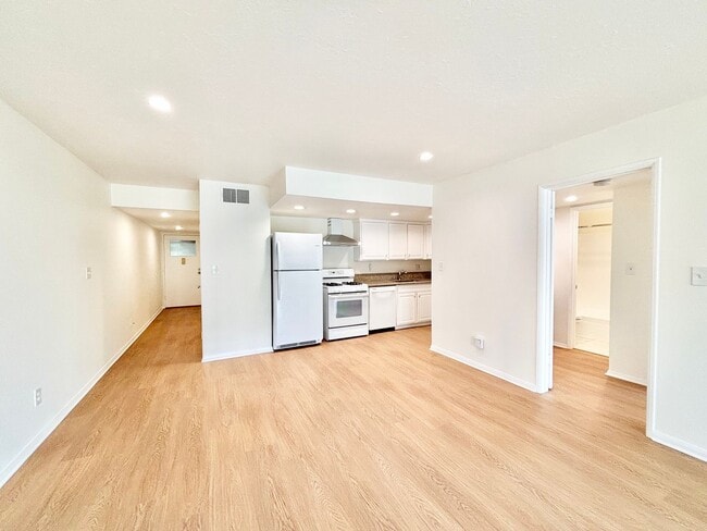 Building Photo - Bright 2 Bed 2 Bath | Surfside Community |... Rental