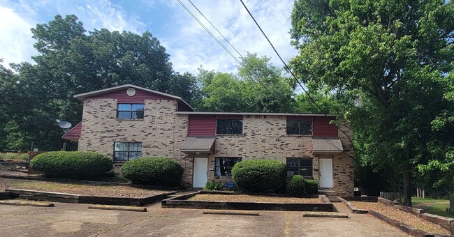 Building Photo - 2 Bed/ 1.5 Bath Townhouse