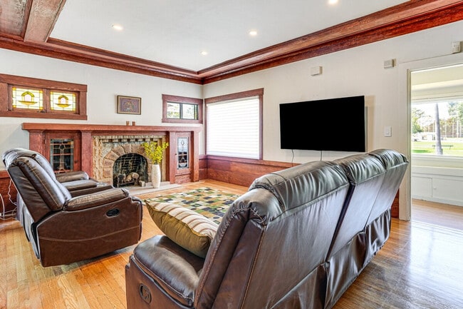 Building Photo - 1334 8th St Unit ID1304810P