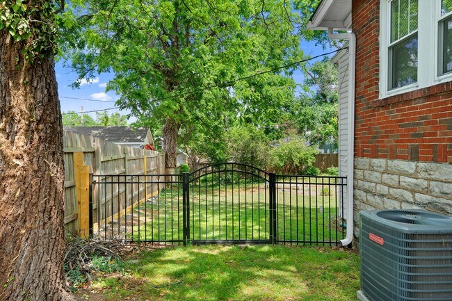 Photo - 2300 Ashwood Ave