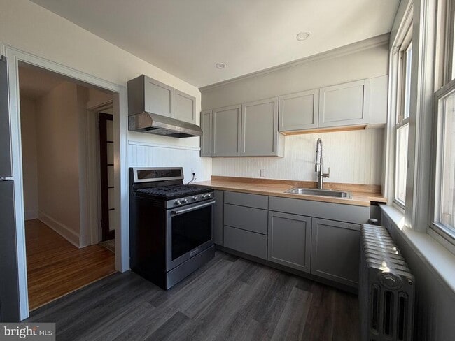 Building Photo - 522 Main St Unit B