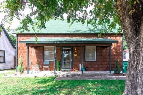 Building Photo - 2 bedrooms upstairs, 1 downstairs 1 bath c... Rental