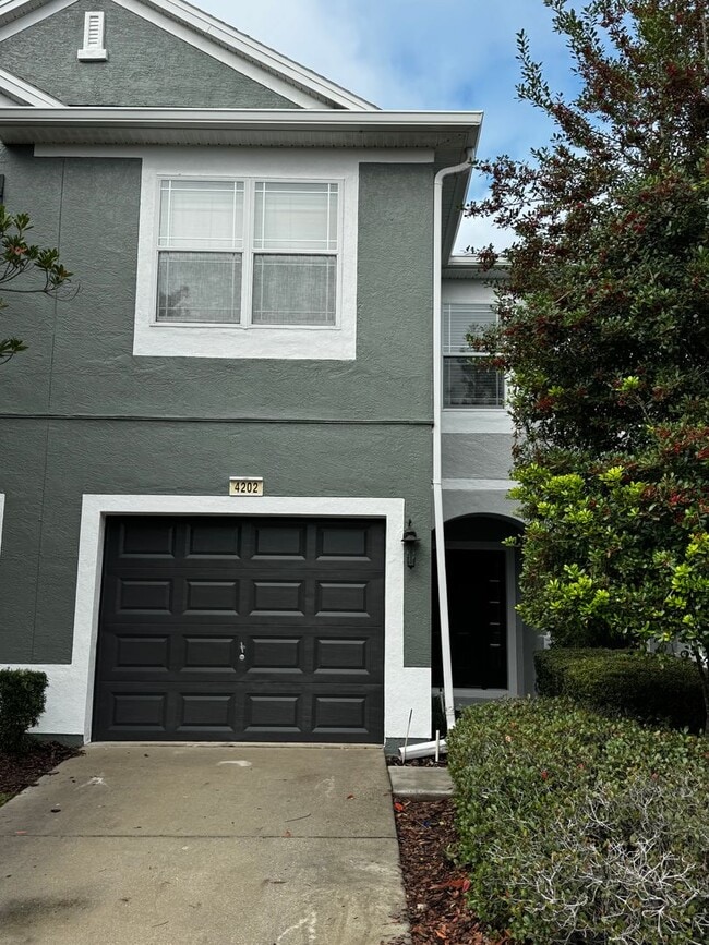 Building Photo - Beautiful 3BR/2.5BA Townhome with Water View in Fore Ranch