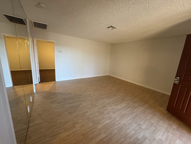 Photo - Well Maintained Condo in La Cresenta Unidad APT 8