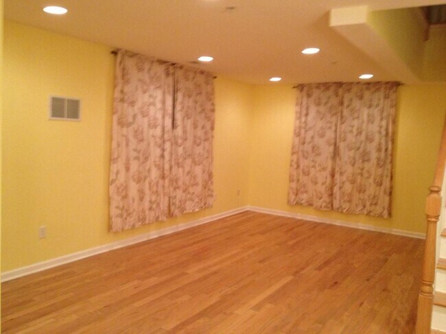 Living Room - 201 Dey St Unit 130