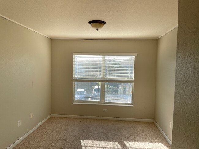 Segundo dormitorio de 11,5 pies por 11,5 pies. - 4560 SW 52nd Circle Unidad 104