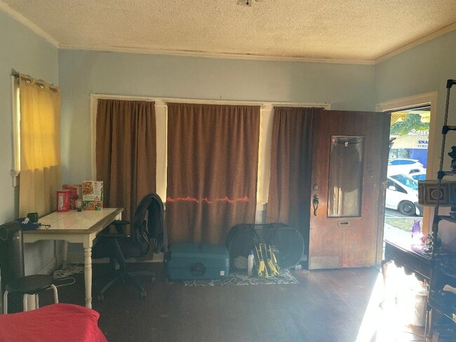 Building Photo - 225 W 5th St Rental