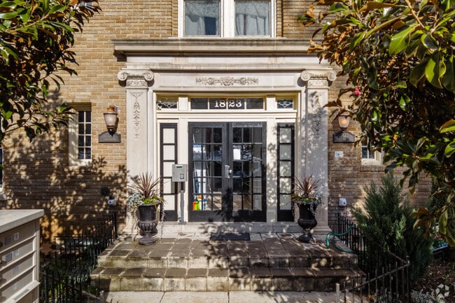 Entrada - 1823 Newton St NW