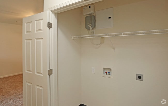 2BR, 2BA - 904 SF