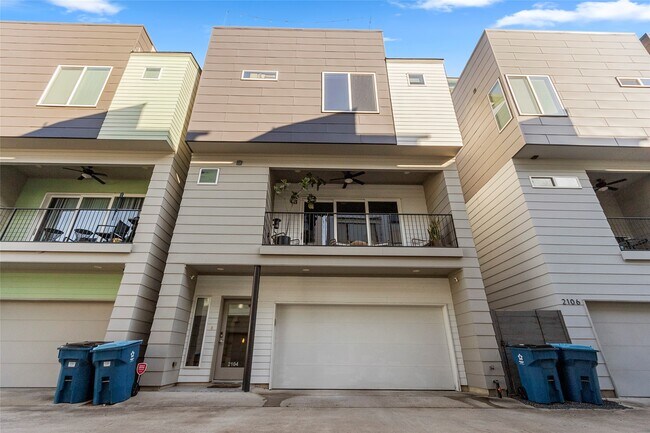 Photo - 2104 Dennis St