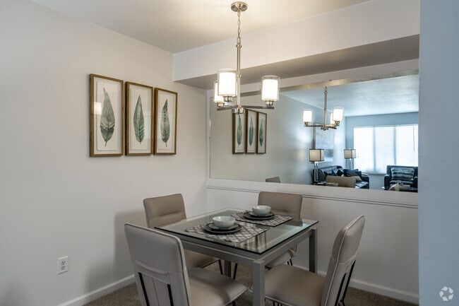 1BR, 1BA - 745SF - Coventry Lower - Dining Area - Laurel Valley Apartments