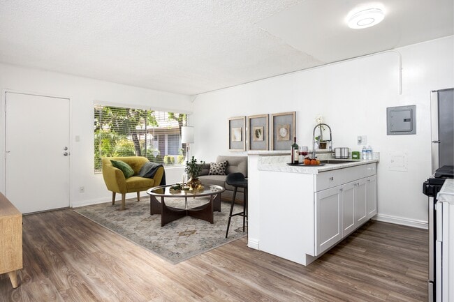 Photo - Carson Oakwood Apartments