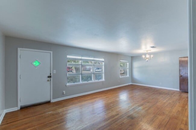 Building Photo - Stylish & Spacious 3-Bed Home