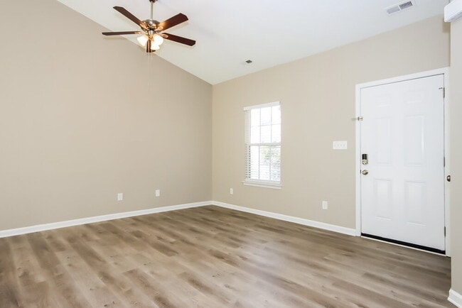 Photo - 107 Peterborough Dr