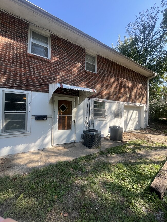 Building Photo - 728 E Culton St Unit 3