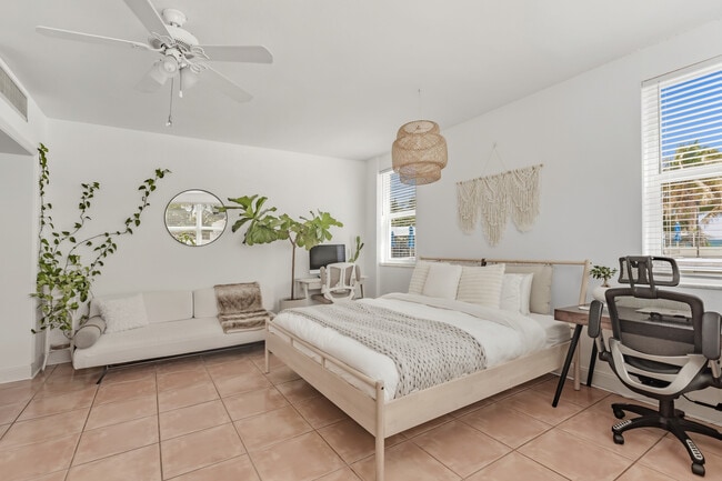 BEDROOM - 5001 Collins Ave Unidad 1K