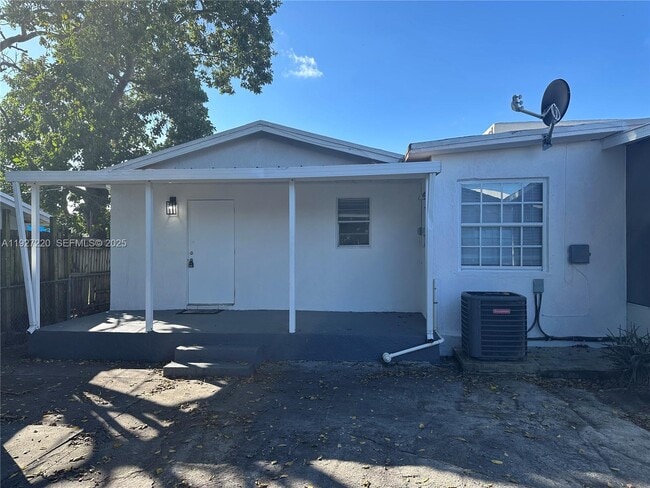 Building Photo - 1920 NW 4th St Unit B