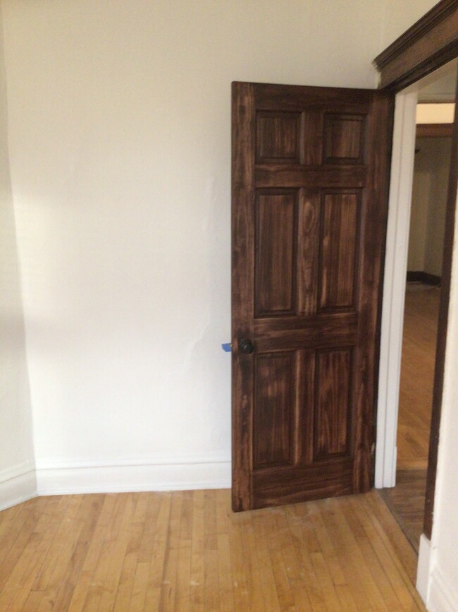 Building Photo - 928 N Harding Ave Unit 2 floor Rental