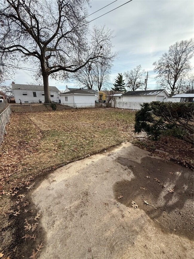 Photo - 7128 Yates St