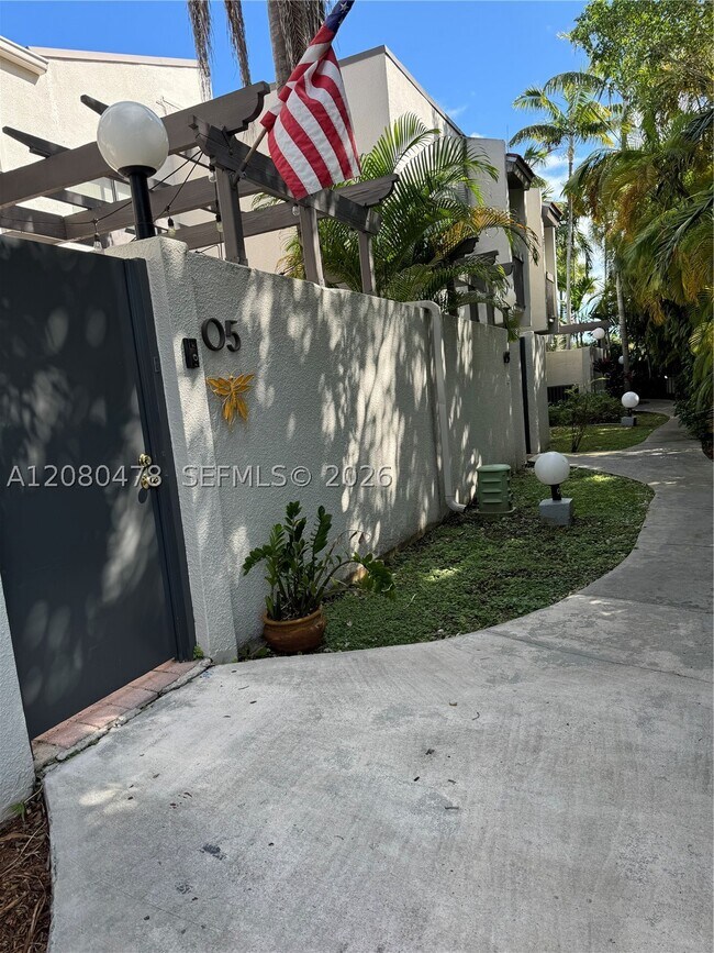 Building Photo - 4702 SW 67th Ave Unit O5