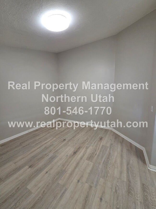 Photo - Updated 5 Bedroom 5 Bath Home in Layton Av...