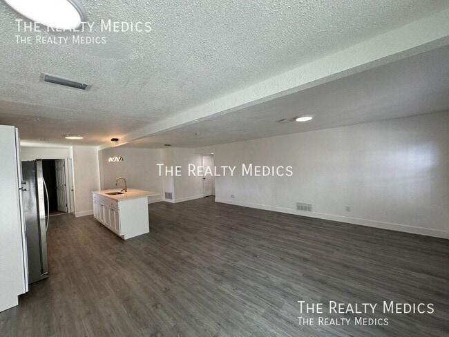 Photo - 1718 Palmer Ln