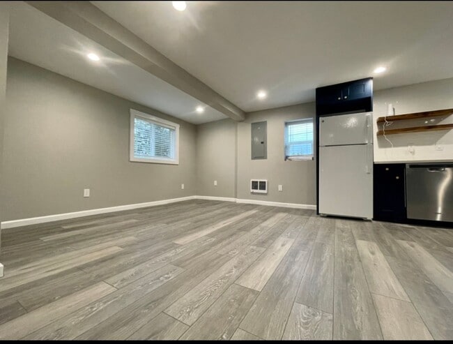 Photo - Stunning Mid Century Modern Cottage In Mill Park Neighborhood~  Large Yard w/ Privacy Fence~ Wash...