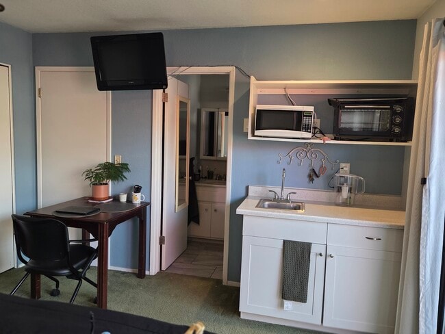 Building Photo - 1945 La Jolla Ct Unit Attached Studio