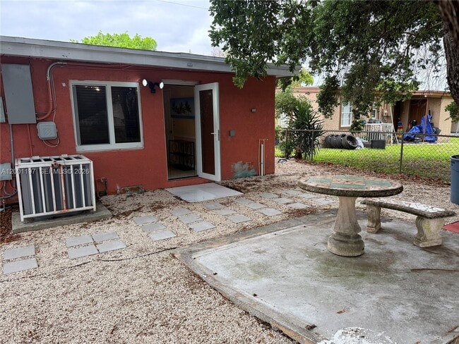 Building Photo - 2021 Wilmington St Unit B