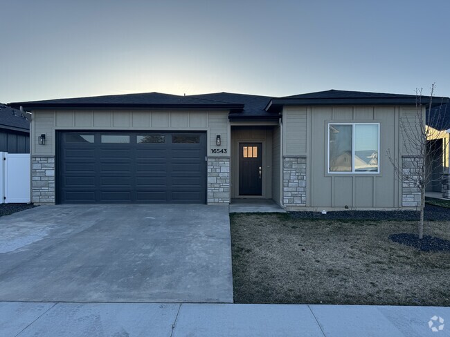 Building Photo - 16543 Red Oak Dr Rental