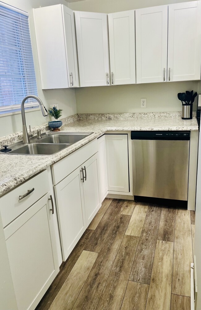 2 Bed 1.5 Bath Kitchen - Brookpoint Apartments