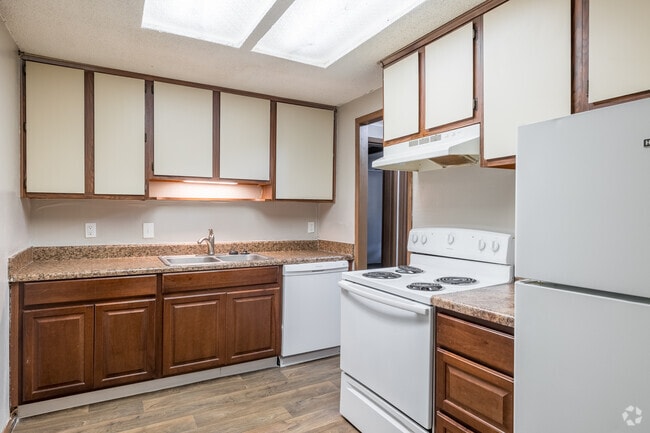 2BR, 1BA - 864SF - Kitchen - Greenbriar Glen