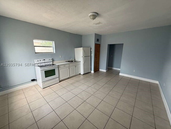 Building Photo - 2014 Funston St Unit C