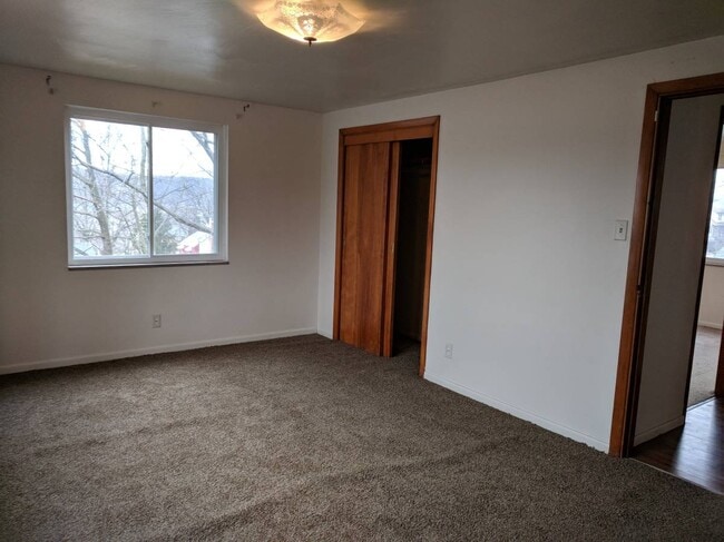 Building Photo - 1400 Center Ave Unit 2nd Rental