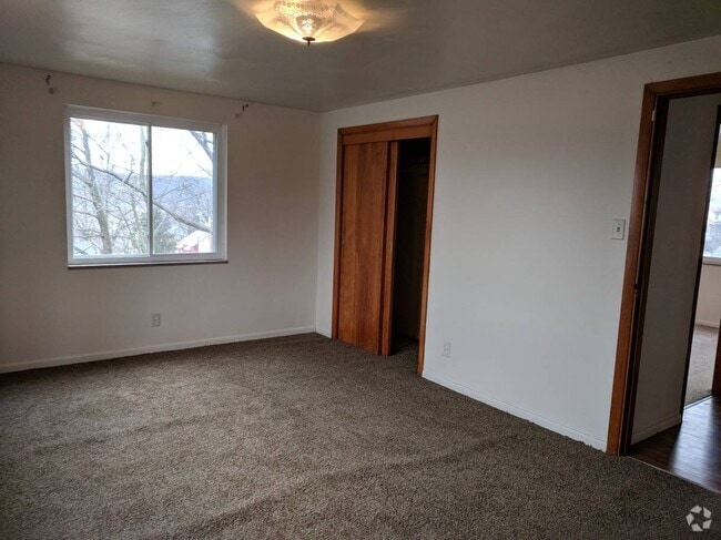 Building Photo - 1400 Center Ave Unit 2nd Rental