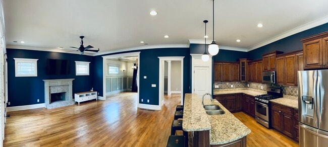 Sala de estar y cocina abiertas - 1896 Hosea L Williams Dr NE