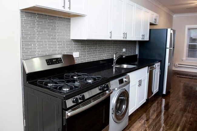 Building Photo - 727 W Roscoe St Unit 726-1S